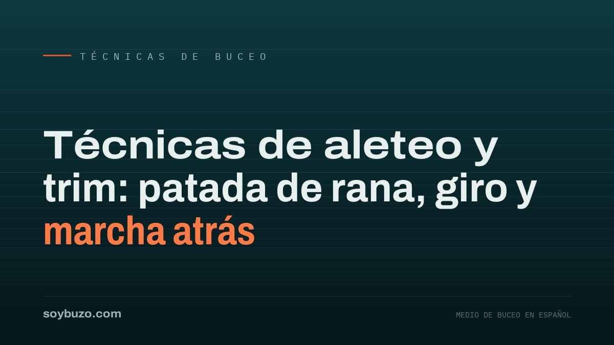 Buceador en trimado horizontal ejecutando una patada de rana sobre un fondo de arena sin levantar sedimento