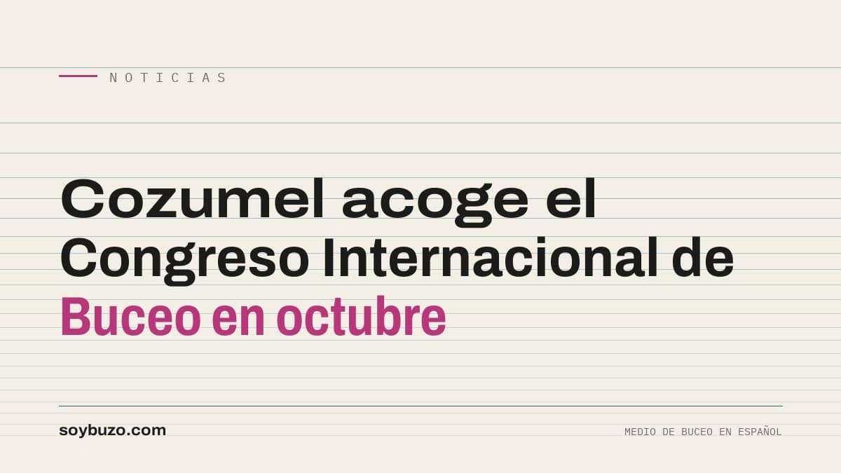 Buceador sobre un arrecife de Cozumel con esponjas y corales en corriente