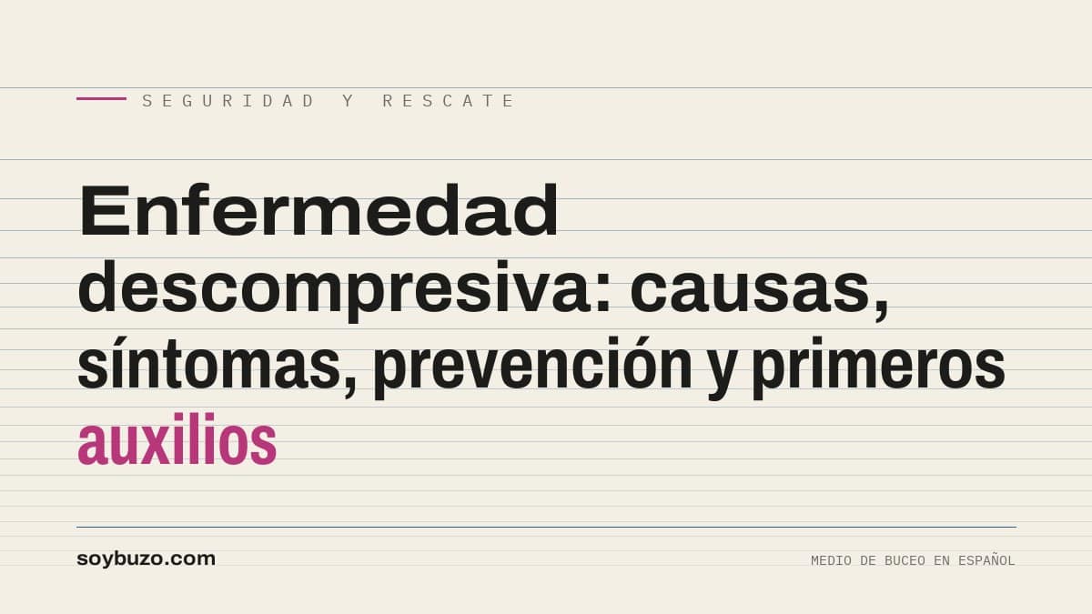 Buceador recibiendo oxígeno al 100 % con mascarilla de no reinhalación en la cubierta de una embarcación tras una inmersión