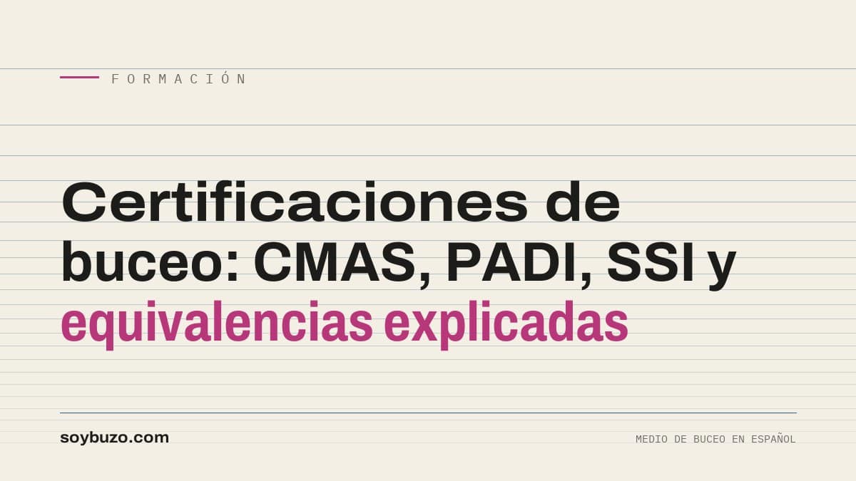 Buceador mostrando su tarjeta de certificación junto a su equipo de buceo en la cubierta de una embarcación