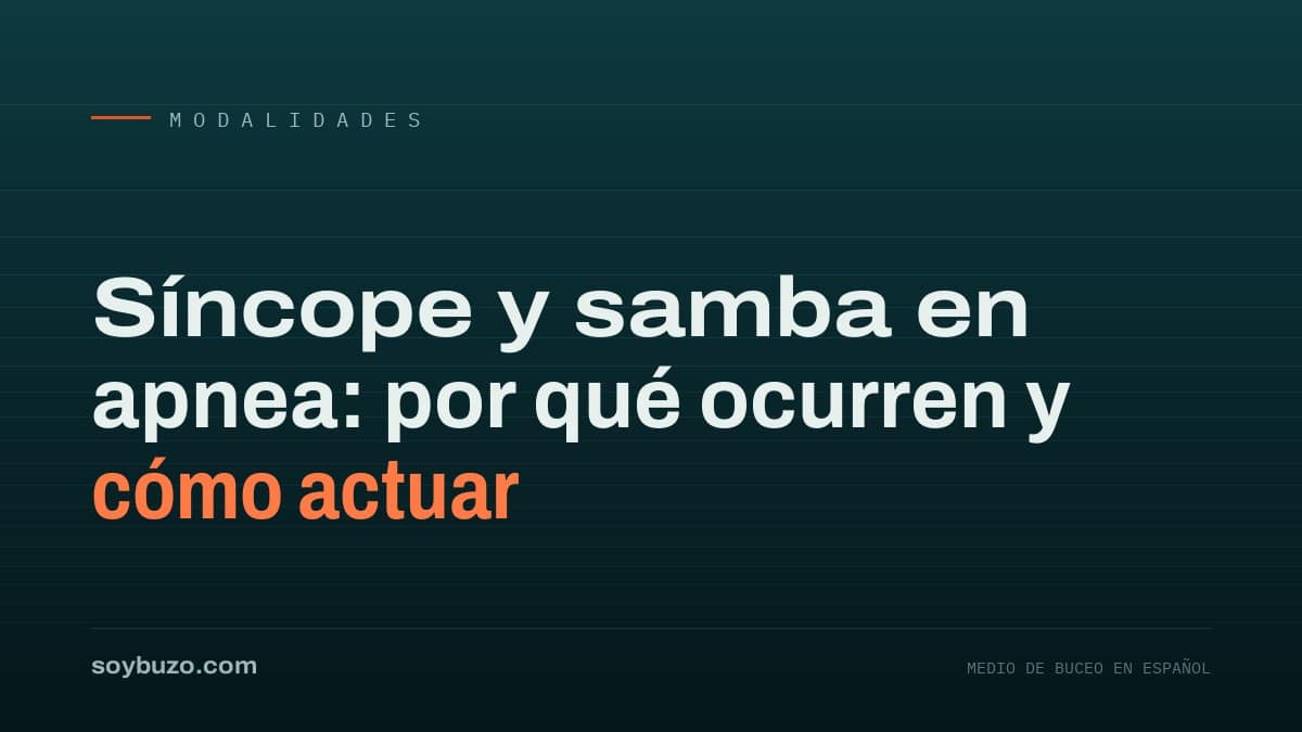 Compañero de seguridad sujetando a un apneísta en superficie con la boca y la nariz fuera del agua junto a una boya