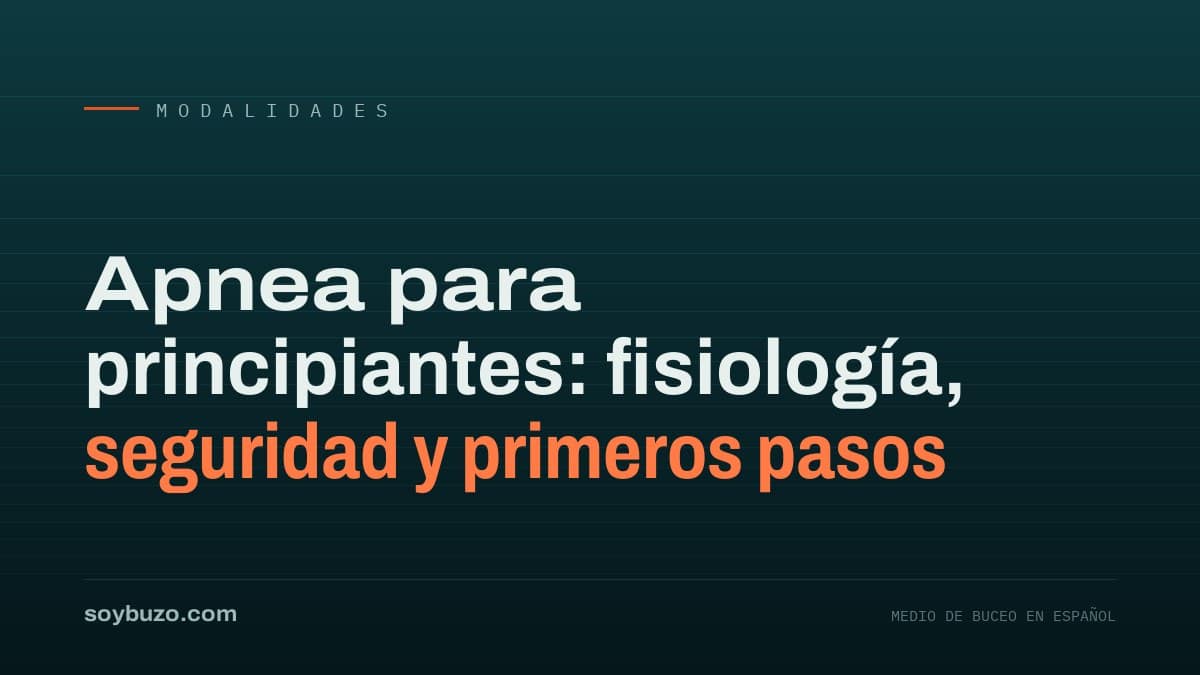 Apneísta descendiendo por el cabo de una boya en aguas azules mientras su compañero de seguridad lo observa desde la superficie