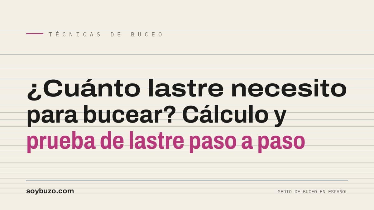 Buceador en superficie con el chaleco vacío y los ojos a nivel del agua durante una prueba de lastre
