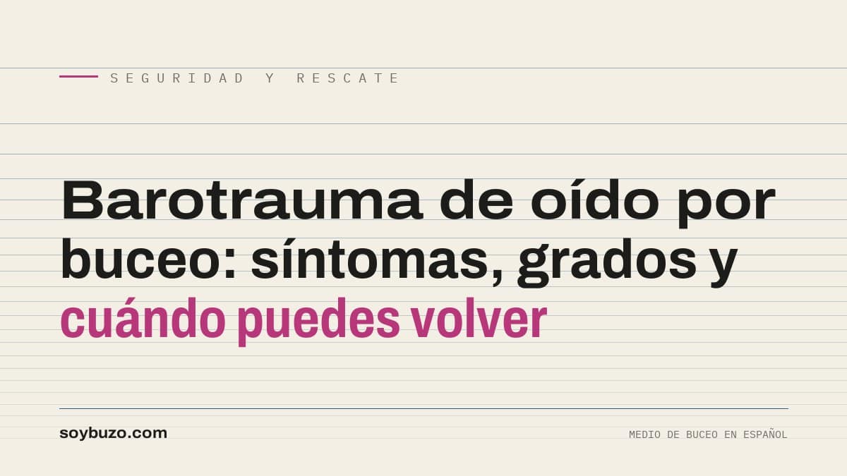 Buceador sujetándose el oído derecho con gesto de dolor mientras detiene su descenso junto a un cabo de fondeo
