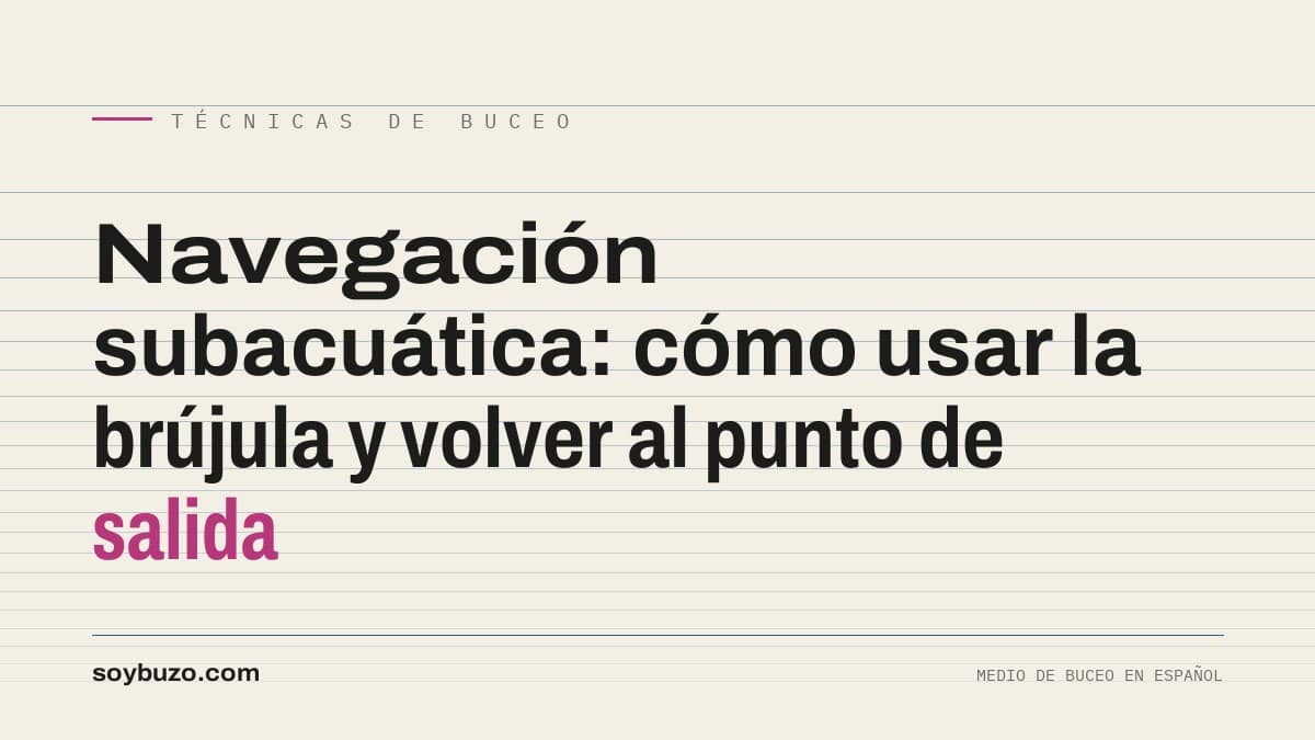 Buceador sujetando una brújula subacuática con los dos brazos extendidos en el eje del cuerpo