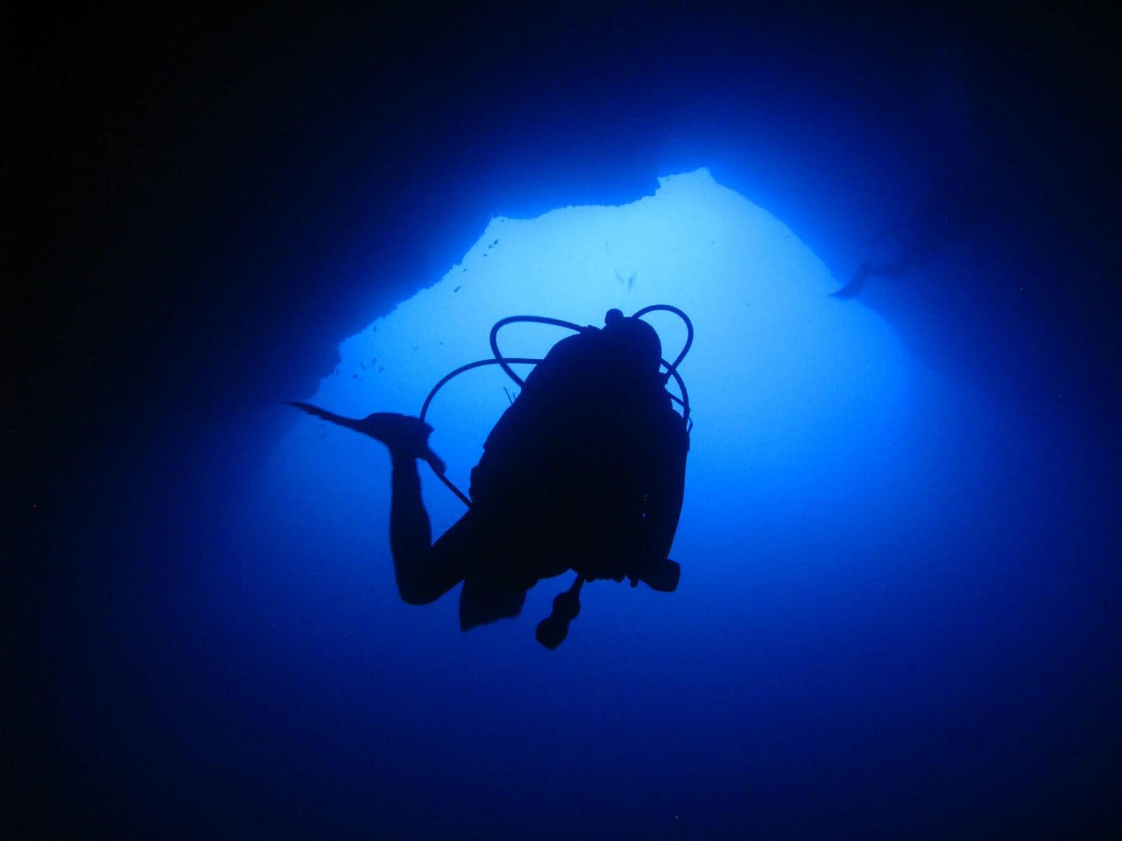 Buceo en la cueva de Billinghurst, Gozo 