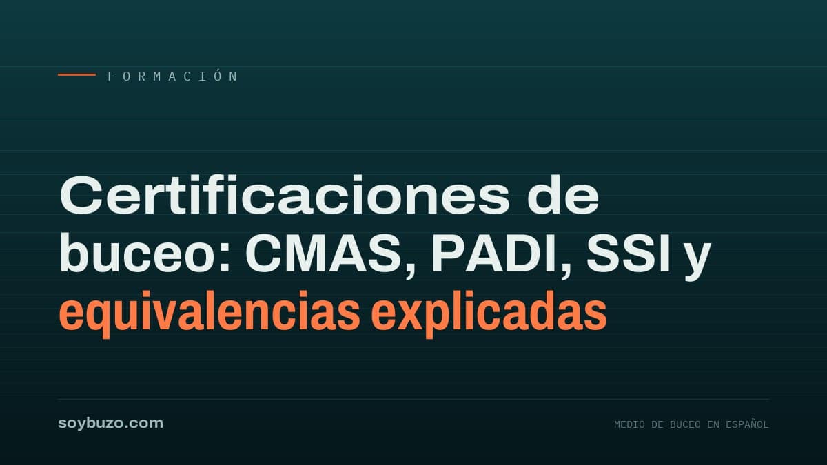 Buceador mostrando su tarjeta de certificación junto a su equipo de buceo en la cubierta de una embarcación
