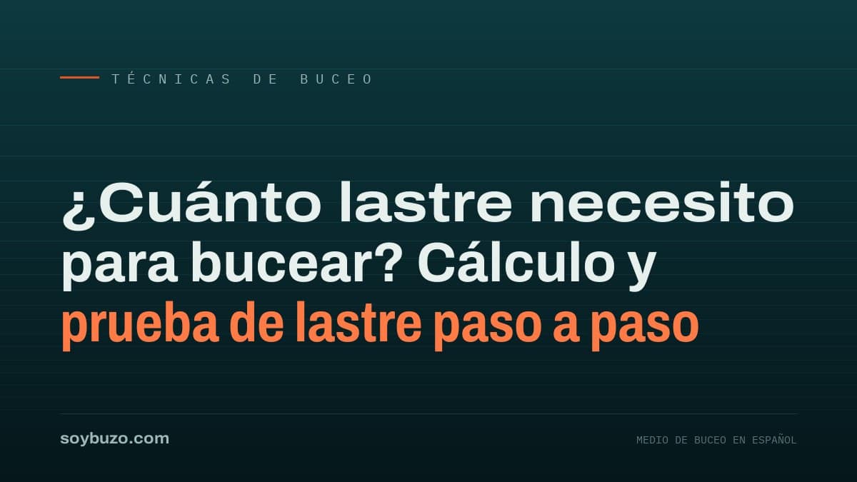 Buceador en superficie con el chaleco vacío y los ojos a nivel del agua durante una prueba de lastre