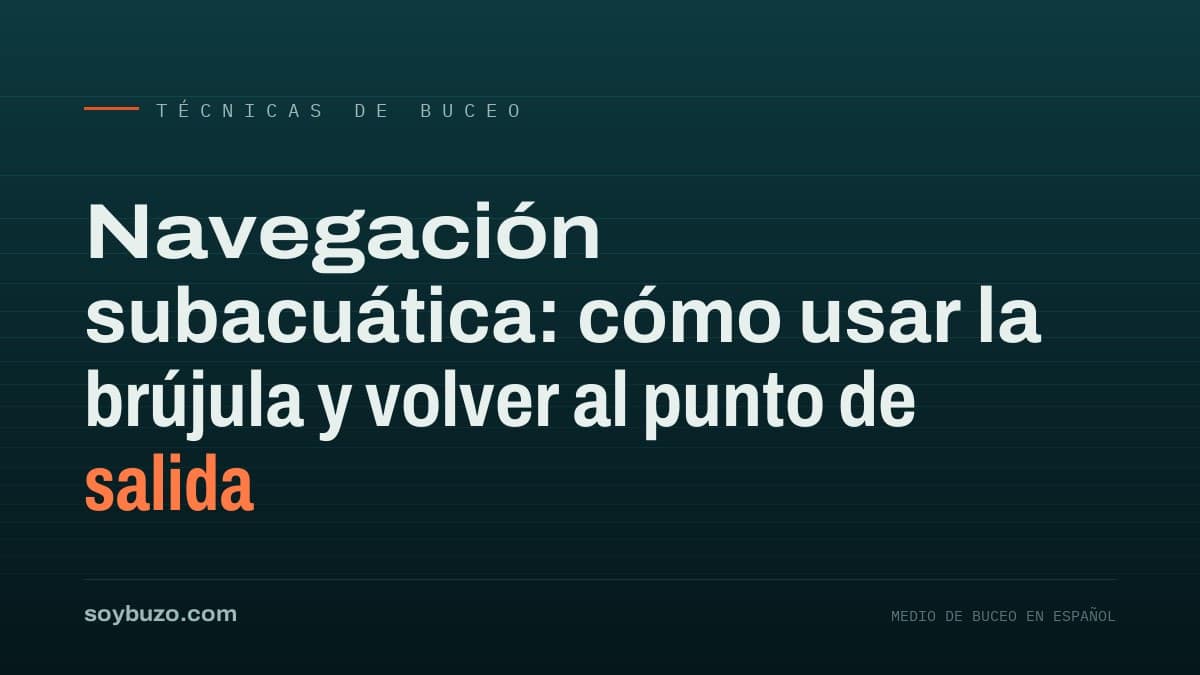 Buceador sujetando una brújula subacuática con los dos brazos extendidos en el eje del cuerpo
