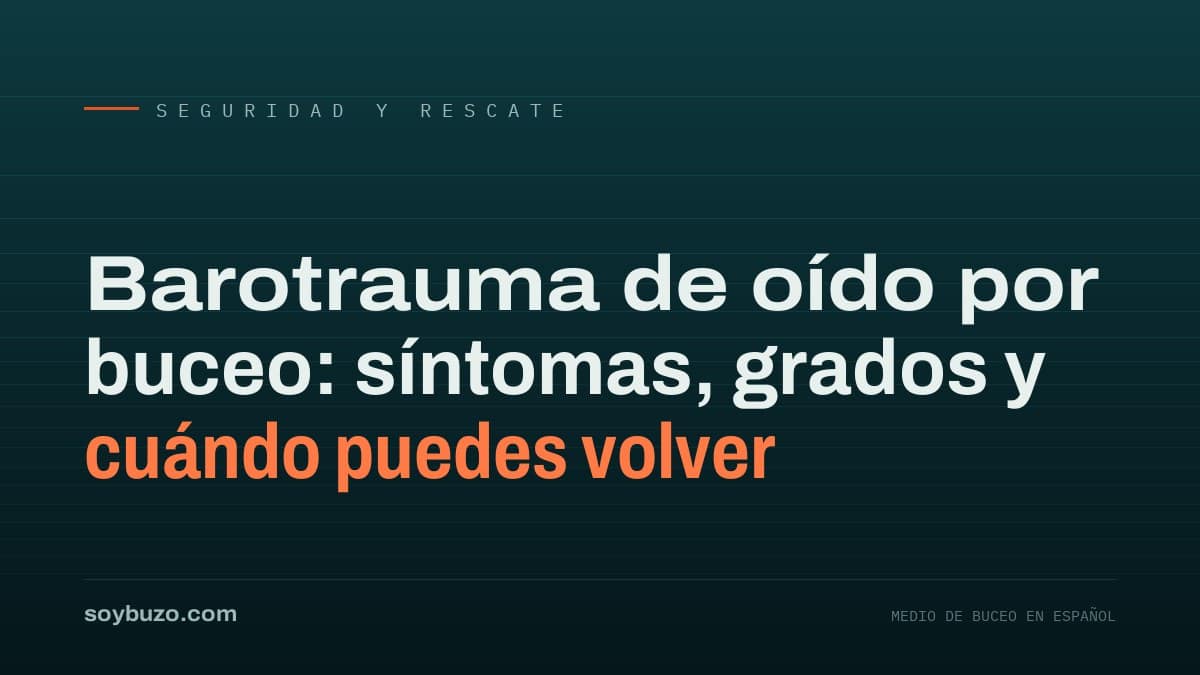 Buceador sujetándose el oído derecho con gesto de dolor mientras detiene su descenso junto a un cabo de fondeo