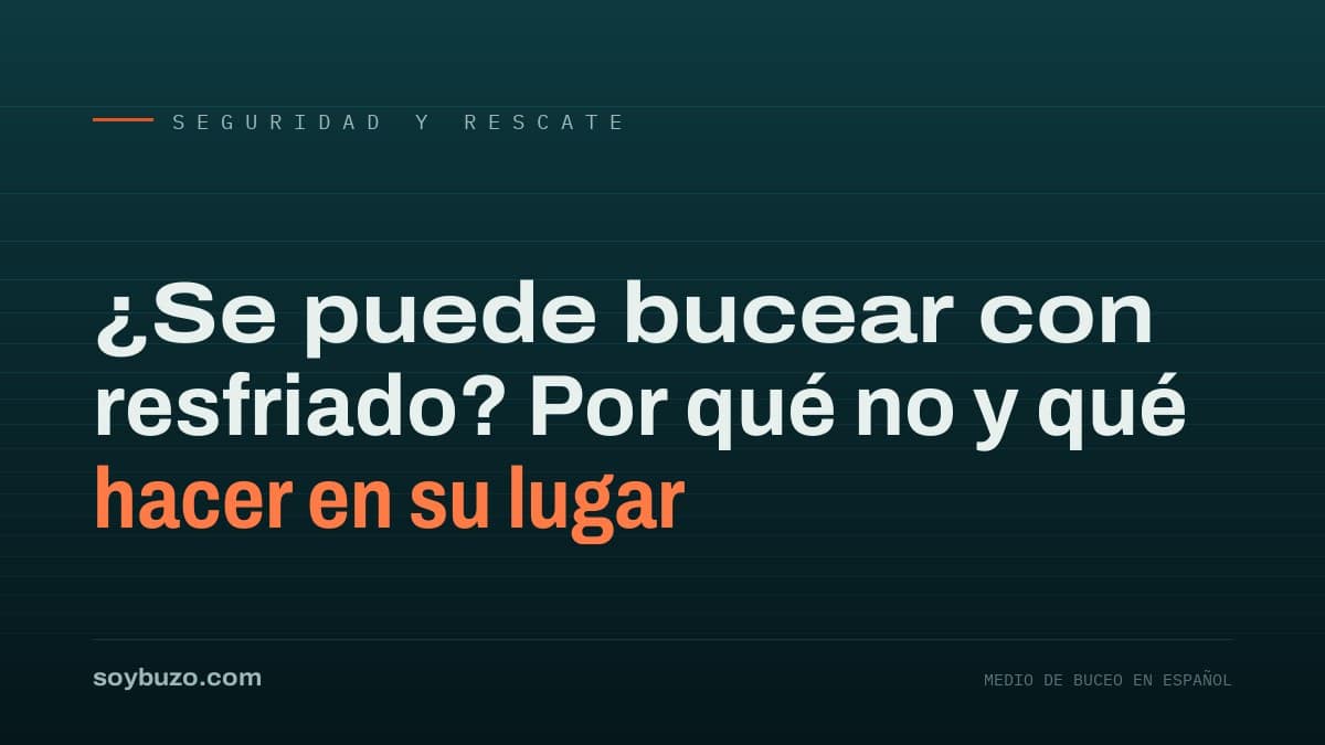 Buceador sentado en la borda de un barco con el equipo puesto, sujetando la máscara y hablando con el guía antes de decidir si se sumerge