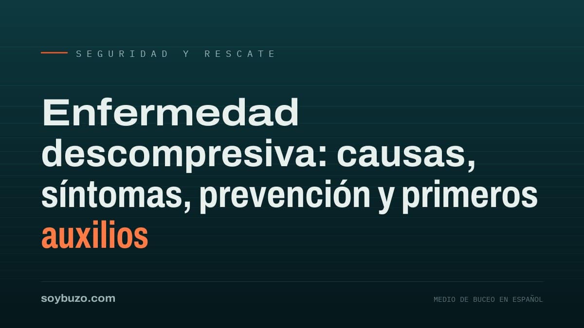 Buceador recibiendo oxígeno al 100 % con mascarilla de no reinhalación en la cubierta de una embarcación tras una inmersión