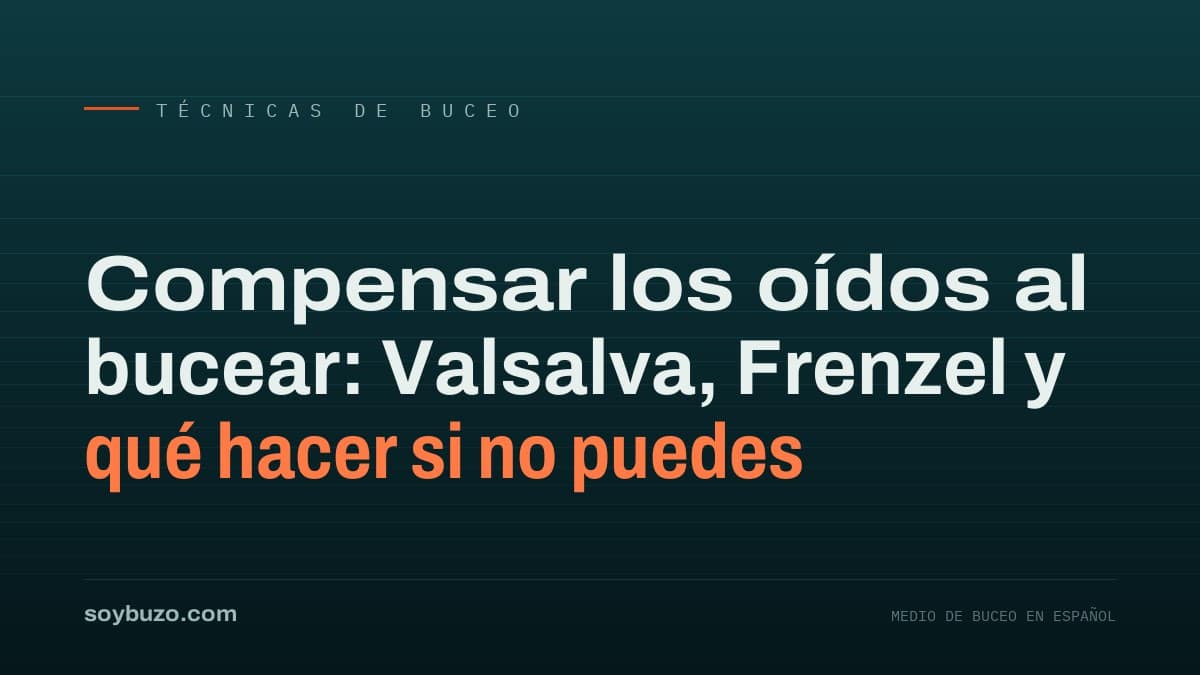 Buceador descendiendo por un cabo de fondeo mientras se pinza la nariz con dos dedos para compensar los oídos